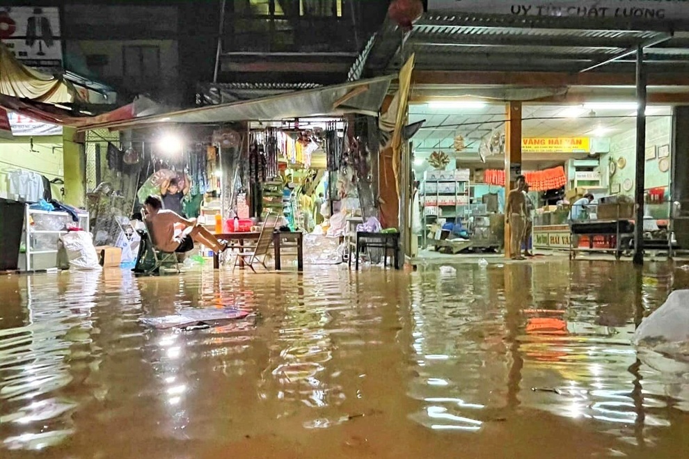 Nước lũ tấn công, phố cổ Hội An ngập mênh mông - 7 Nước lũ tấn công, phố cổ Hội An ngập mênh mông - 7