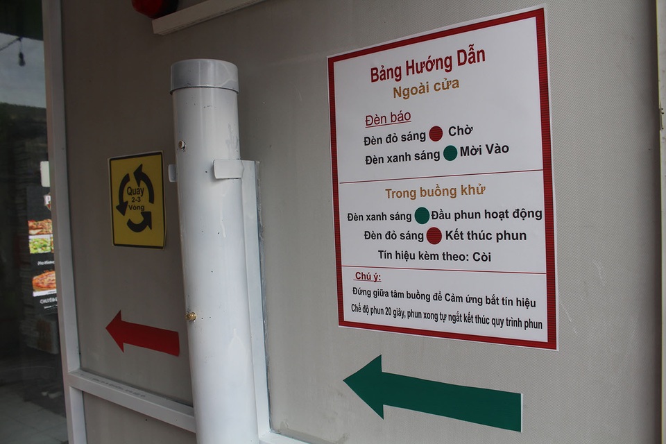 Lo sợ dịch Covid-19, tiệm bánh ở Hà Nội trang bị buồng khử khuẩn - 4 Lo sợ dịch Covid-19, tiệm bánh ở Hà Nội trang bị buồng khử khuẩn - 4