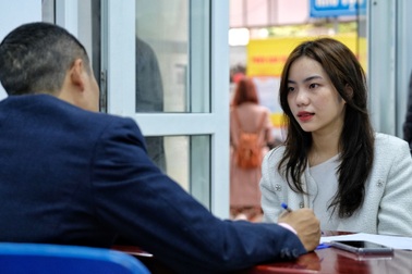 Một bộ phận 80 người bị sa thải, nữ nhân viên "chết lặng" trong phòng họp