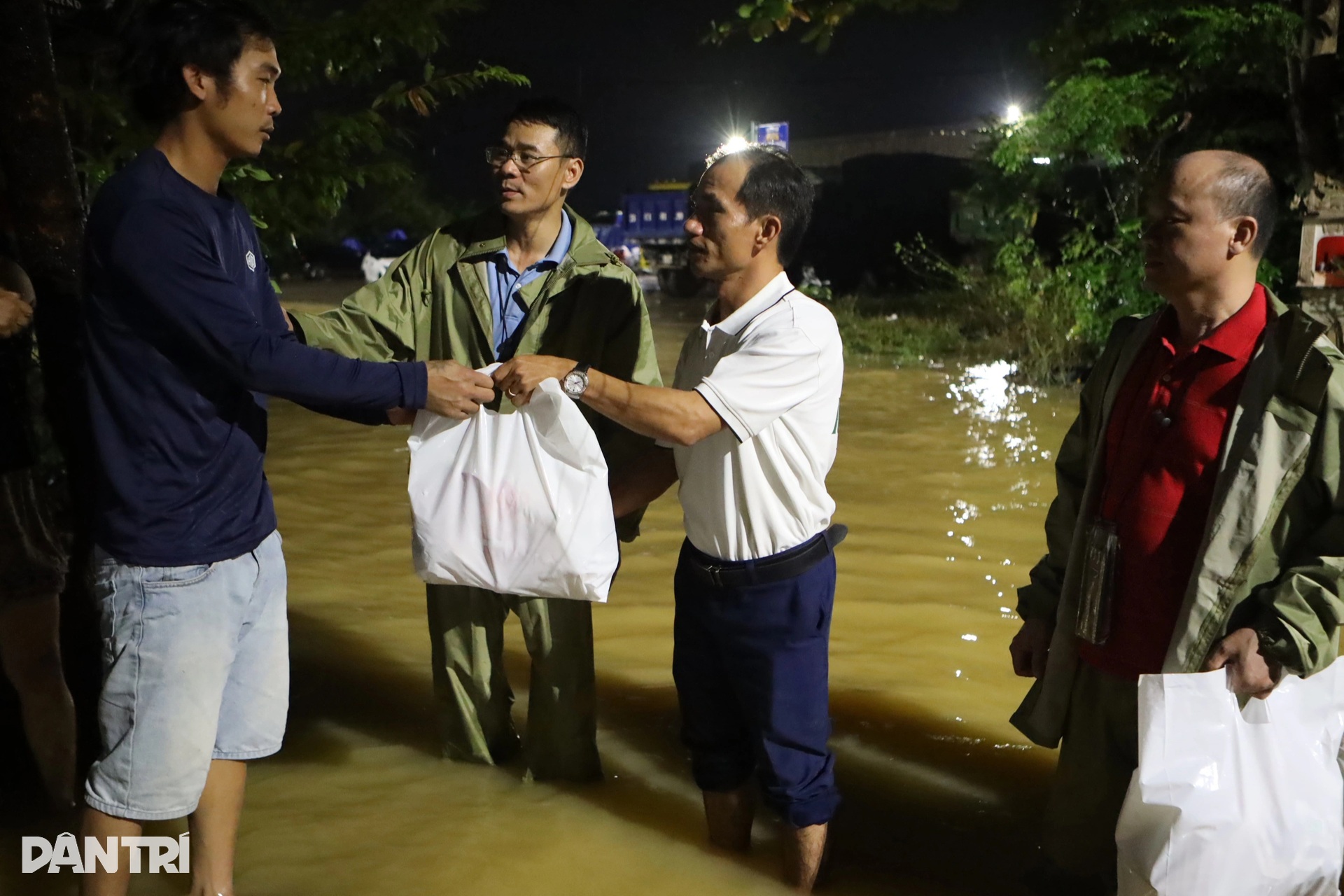 Báo Dân trí ngày đêm mang túi an sinh đến với cư dân vùng lũ ở ngã ba sông - 14 Báo Dân trí ngày đêm mang túi an sinh đến với cư dân vùng lũ ở ngã ba sông - 14