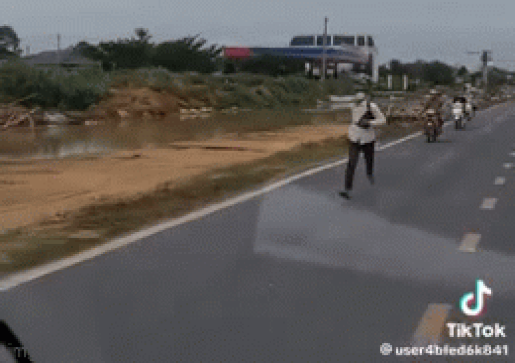 Tao là trùm ở đây, sao mày dám hú còi: Công an xác minh thanh niên ném đá - 1 Tao là trùm ở đây, sao mày dám hú còi: Công an xác minh thanh niên ném đá - 1