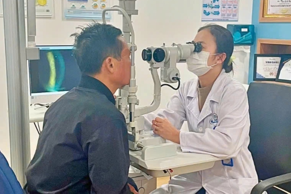 Cấp cứu nhiều người bỏng mắt vì đèn hồ cá, keo dán 502 - 1 Cấp cứu nhiều người bỏng mắt vì đèn hồ cá, keo dán 502 - 1