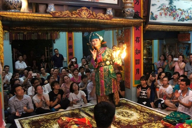 Bộ Nội vụ: Có hiện tượng lợi dụng hầu đồng để trục lợi, kiếm tiền