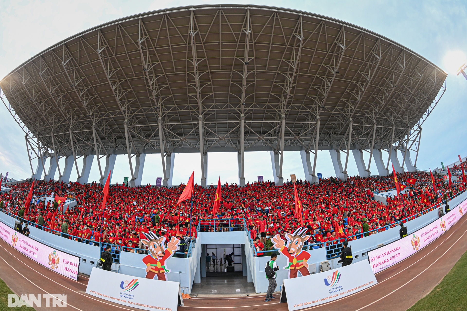 Màn trình diễn của Cô gái Vàng Huỳnh Như làm khổ hàng phòng ngự Thái Lan - 1 Màn trình diễn của Cô gái Vàng Huỳnh Như làm khổ hàng phòng ngự Thái Lan - 1