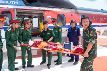 Điều trực thăng cứu ngư dân đứt lìa tay tại Trường Sa