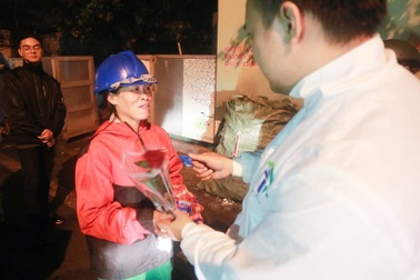 Niềm hạnh phúc bất ngờ của những phụ nữ nghèo được tặng hoa 8/3