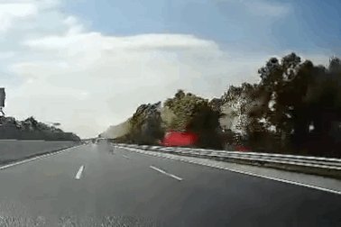 Nổ lốp trên đường cao tốc, ô tô xoay 180 độ, lao vào hộ lan tôn