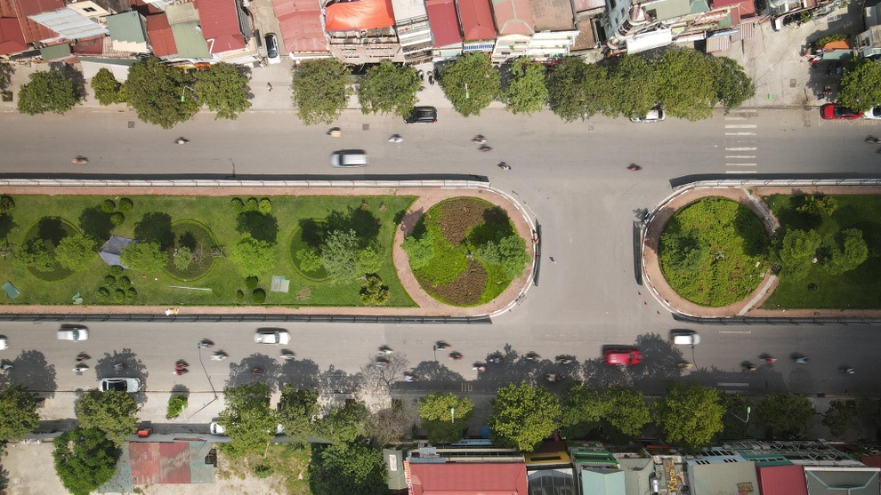 Hà Nội: Tuyến đường đẹp nhất thủ đô trước khi phải xén cây để mở rộng - 7 Hà Nội: Tuyến đường đẹp nhất thủ đô trước khi phải xén cây để mở rộng - 7