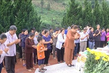Hình ảnh cảm động người dân phố núi biên giới Mường Khương viếng liệt sĩ