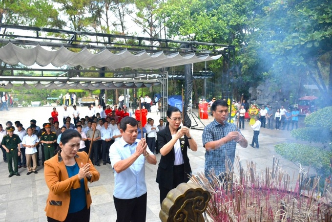 Đoàn công tác của tỉnh Quảng Ngãi do bà Bùi Thị Quỳnh Vân-Ủy viên Ban chấp hành Trung ương Đảng-Bí thư Tỉnh ủy dâng hương tại nghĩa trang Trường Sơn.