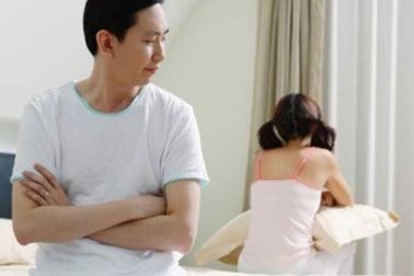 Luôn ám ảnh vợ lên giường với người khác