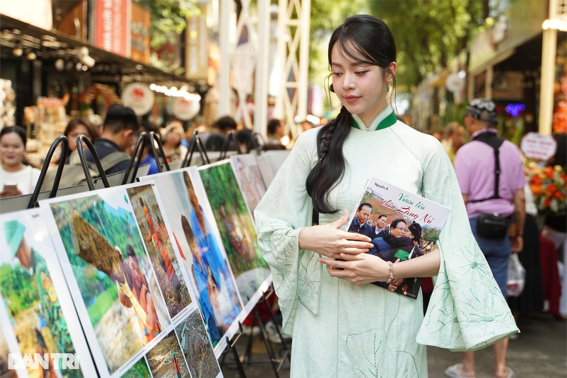 Hoa hậu Thanh Thủy bật khóc khi gặp người dân Làng Nủ ở TPHCM - 1 Hoa hậu Thanh Thủy bật khóc khi gặp người dân Làng Nủ ở TPHCM - 1