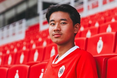 Thần đồng gốc Việt 17 tuổi ký hợp đồng chuyên nghiệp với đội bóng của Bỉ