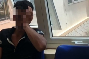 Công an kịp thời ngăn cản nam thanh niên nhảy cầu tự tử