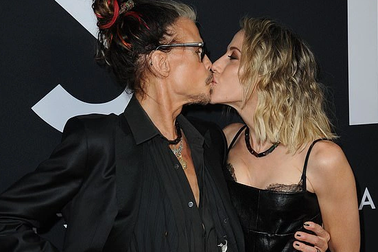 Steven Tyler hôn âu yếm bạn gái kém 41 tuổi