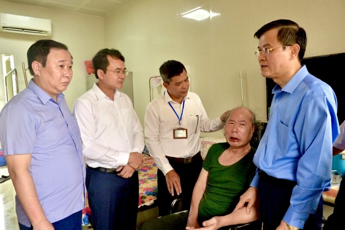 Bí thư Tỉnh ủy Ninh Bình Đoàn Minh Huấn thăm hỏi sức khỏe của thương, bệnh binh đang điều trị tại Trung tâm Điều dưỡng thương binh Nho Quan