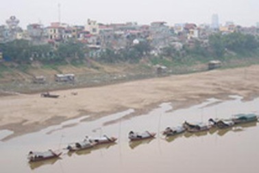 Sắp lội bộ qua được sông Hồng 