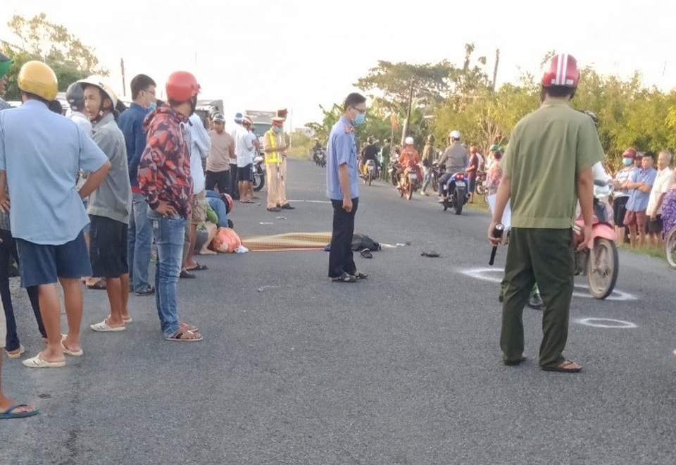 Hai xe máy tông nhau vỡ nát, 2 người tử vong tại chỗ - 3 Hai xe máy tông nhau vỡ nát, 2 người tử vong tại chỗ - 3