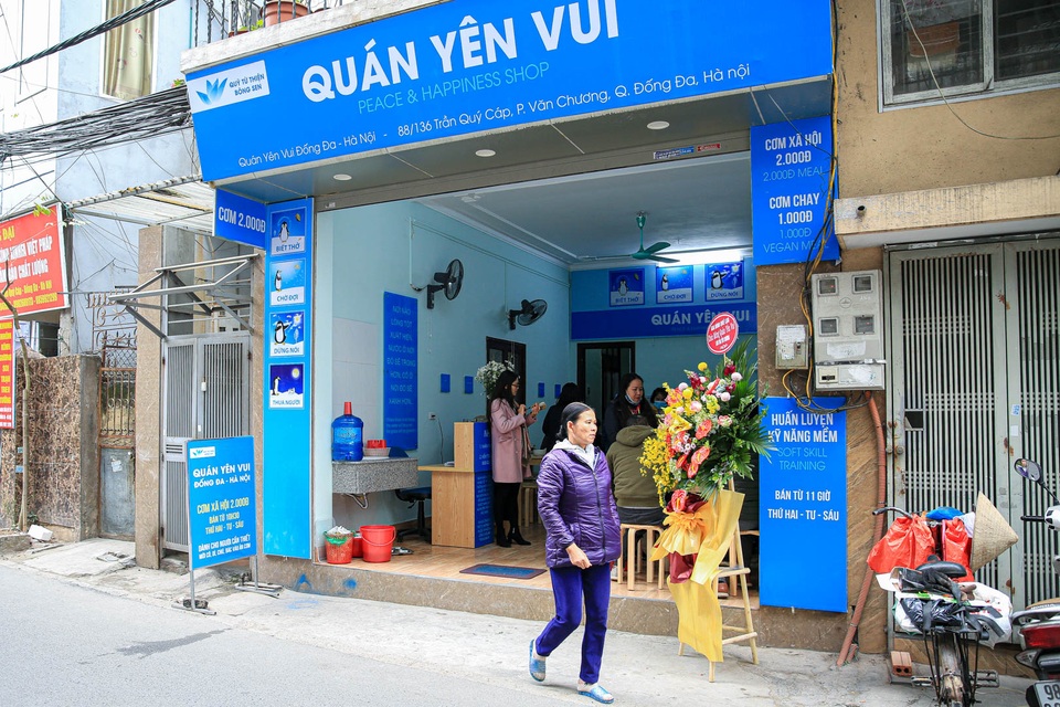 Ấm lòng những suất cơm 2.000 đồng ngay giữa Thủ đô - 11 Ấm lòng những suất cơm 2.000 đồng ngay giữa Thủ đô - 11