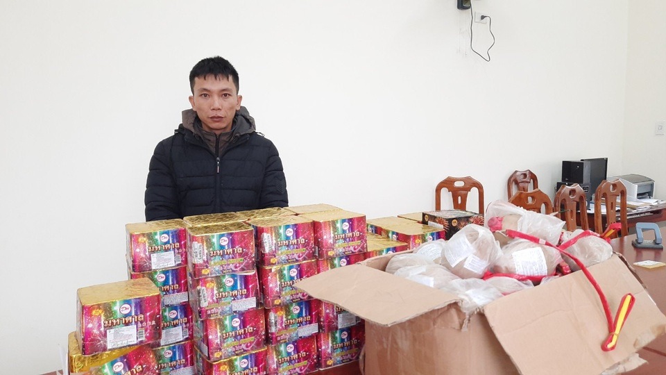 Bắt 3 đối tượng, thu giữ gần 4 tạ pháo trước Tết - 2 Bắt 3 đối tượng, thu giữ gần 4 tạ pháo trước Tết - 2
