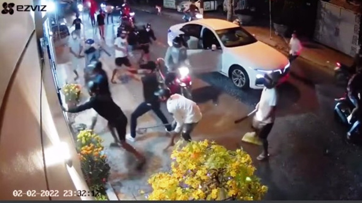 Nhóm giang hồ mang hung khí bất ngờ chém, phá nhà dân - 1 Nhóm giang hồ mang hung khí bất ngờ chém, phá nhà dân - 1