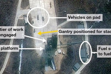 "Triều Tiên đã đưa tầng thứ nhất của tên lửa lên bệ phóng"