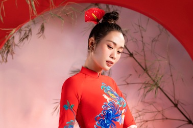Hoa hậu Ban Mai mặc áo dài họa tiết cây tre đón Tết