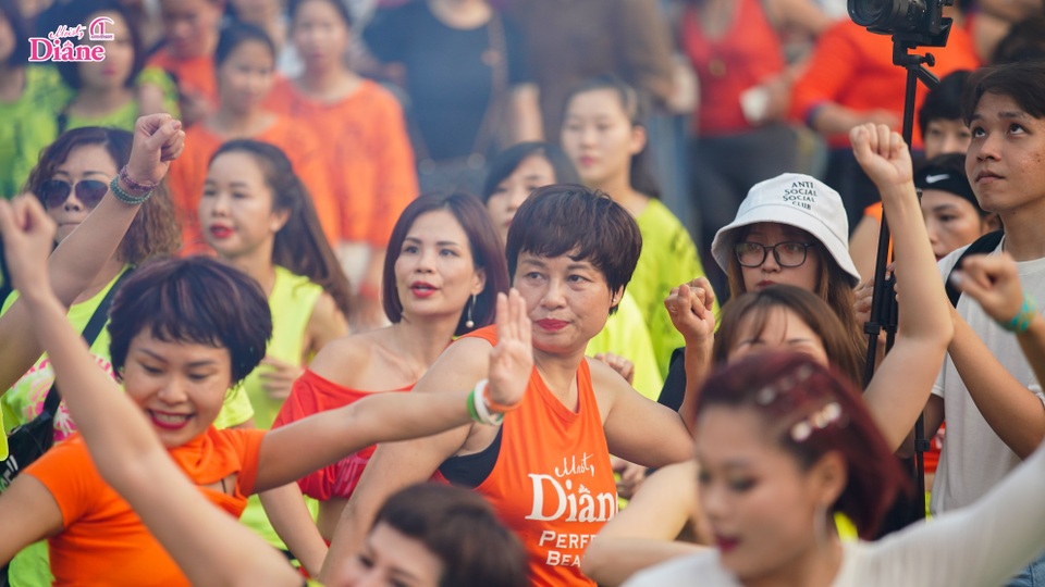 Rực rỡ hình ảnh hơn 1000 người mặc áo cam nhuộm màu Hồ Gươm - 4 Rực rỡ hình ảnh hơn 1000 người mặc áo cam nhuộm màu Hồ Gươm - 4
