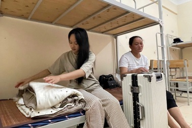 Giá thuê nhà tăng cao, sinh viên đổ xô vào ký túc xá