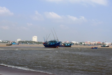 Ngư dân lo "thắt ruột" vì cửa biển bồi lấp, hơn 100 tàu không thể vươn khơi!