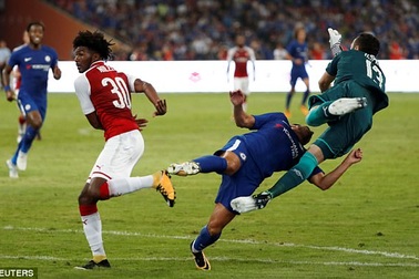 Pedro nhập viện sau cú va chạm mạnh với thủ môn Arsenal