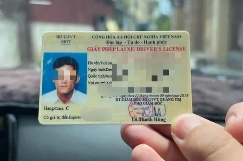 Tài xế khoe lấy bằng lái trước hạn, công an phải viết kiểm điểm - 1 Tài xế khoe lấy bằng lái trước hạn, công an phải viết kiểm điểm - 1