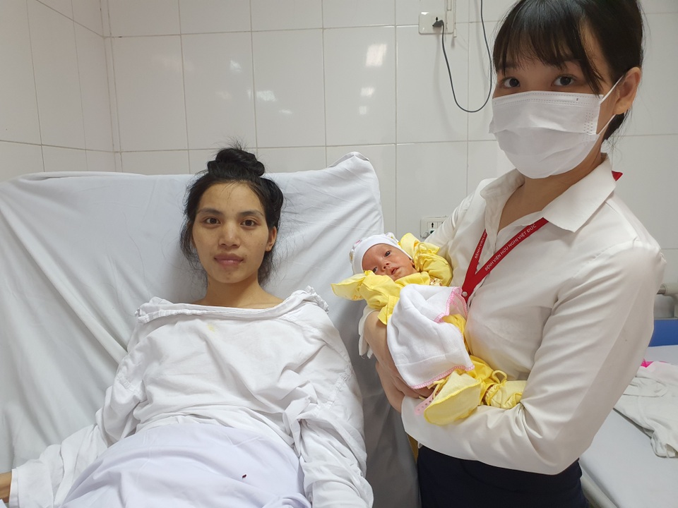 Thai phụ từng nguy kịch tính mạng nghẹn ngào ôm con ngày xuất viện - 4 Thai phụ từng nguy kịch tính mạng nghẹn ngào ôm con ngày xuất viện - 4