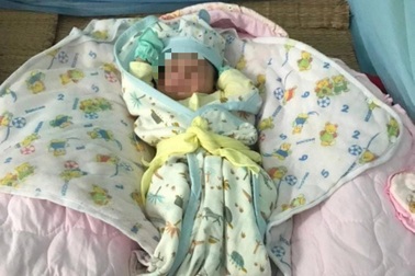 Bé gái sơ sinh bị bỏ rơi trước cửa nhà thờ giữa đêm