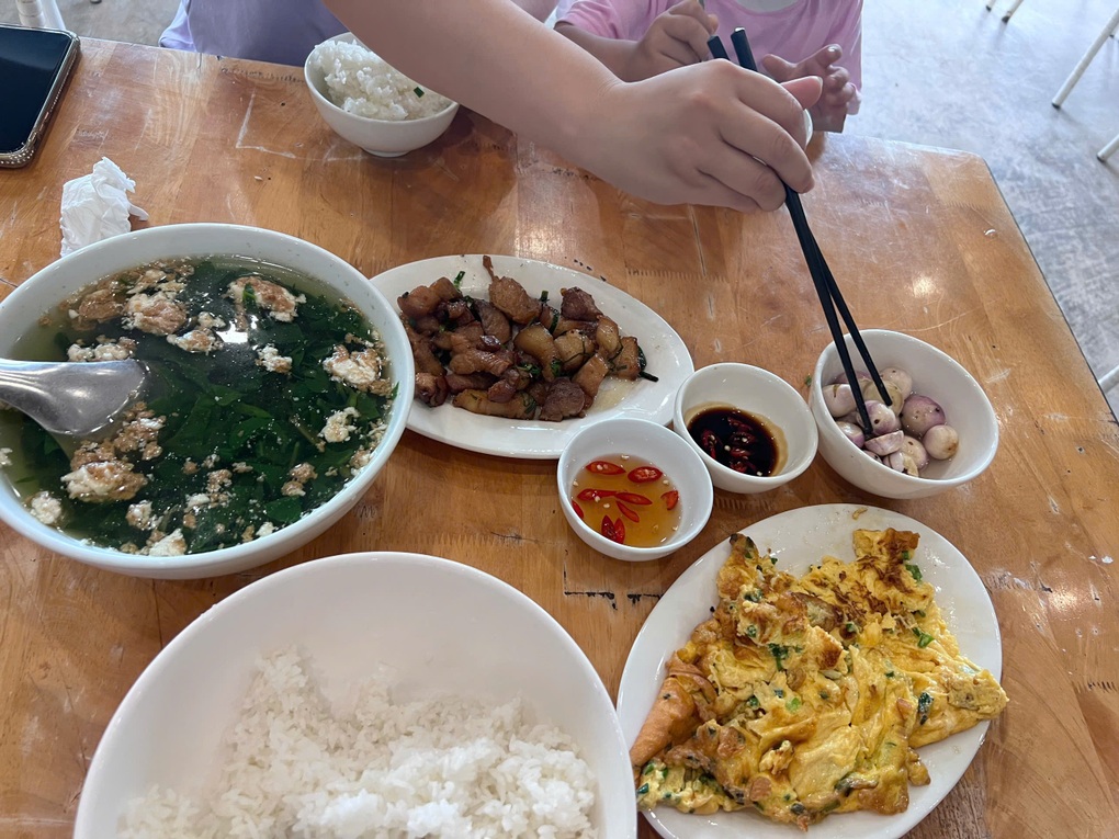 “Bữa cơm bình dân” 400.000 đồng ở Hạ Long gây tranh cãi - 1