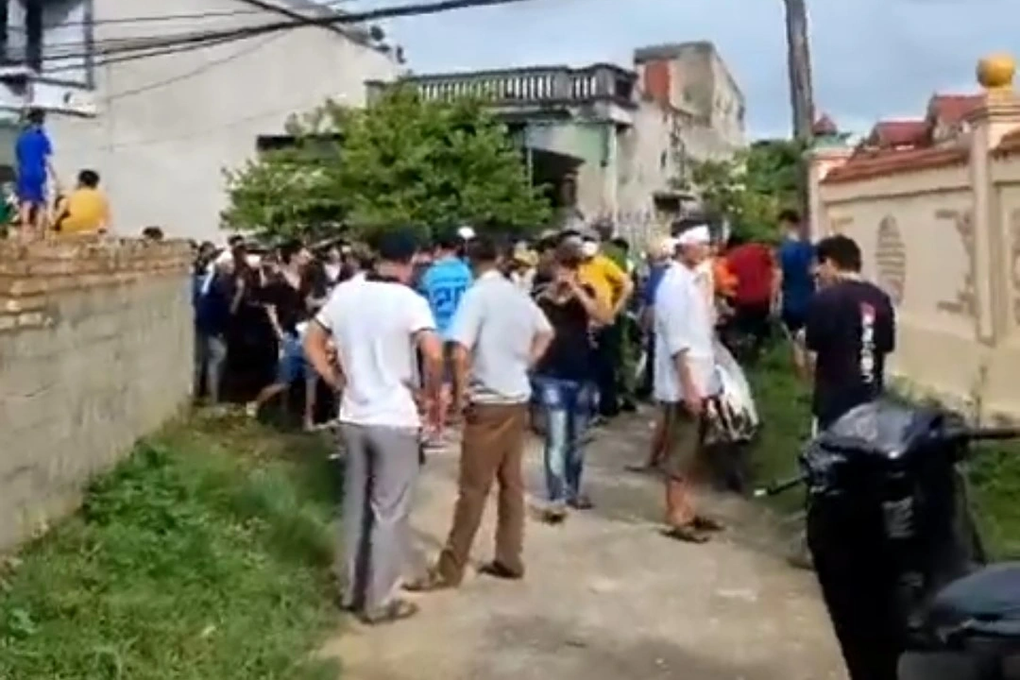 Xe tang vướng dây điện, 2 người bị điện giật tử vong - 1 Xe tang vướng dây điện, 2 người bị điện giật tử vong - 1