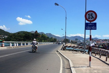 Hạn chế phương tiện lưu thông qua cây cầu nghiêng 16cm 