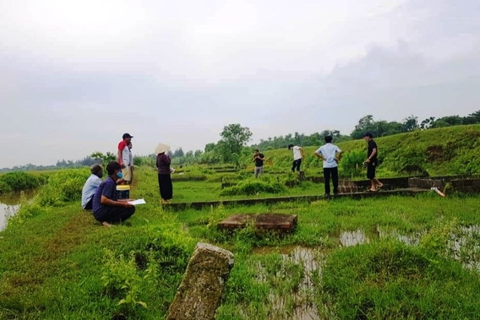 Kỳ lạ hàng trăm ngôi mộ bị đục lỗ - 1 Kỳ lạ hàng trăm ngôi mộ bị đục lỗ - 1