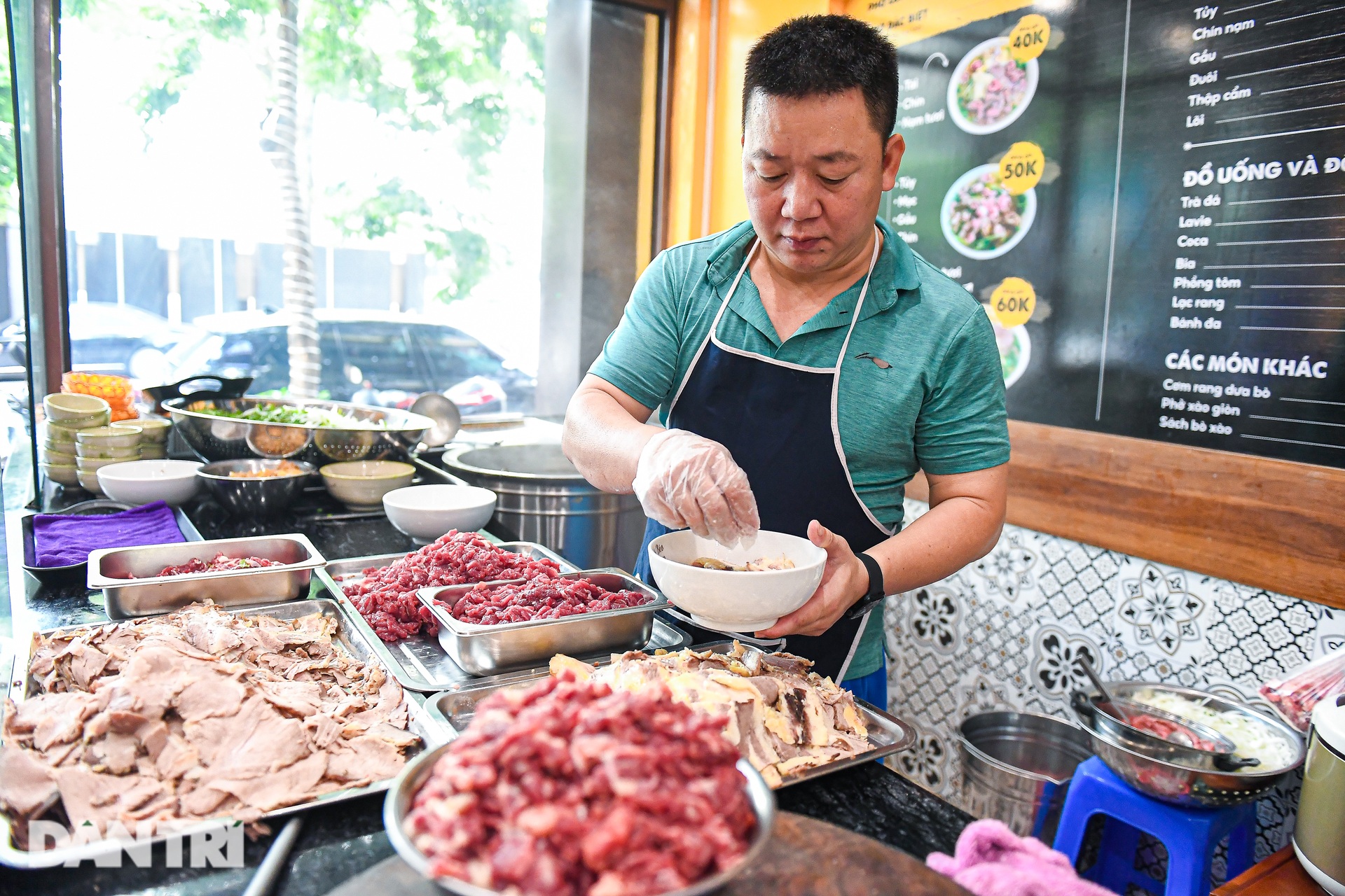 Quán phở bao cấp ở Hà Nội, tặng kèm cơm nguội khiến khách nhớ tuổi thơ - 2
