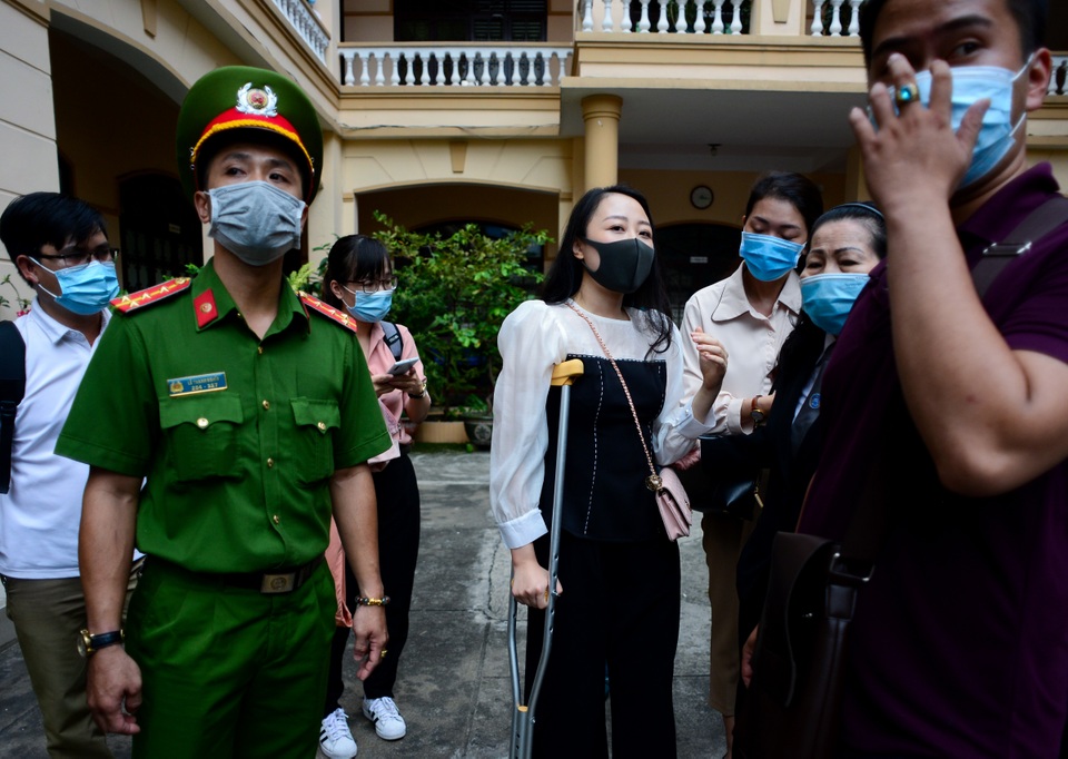 Nữ tiếp viên hàng không bị tài xế xe Mercedes tông vẫn quyết kháng cáo - 7