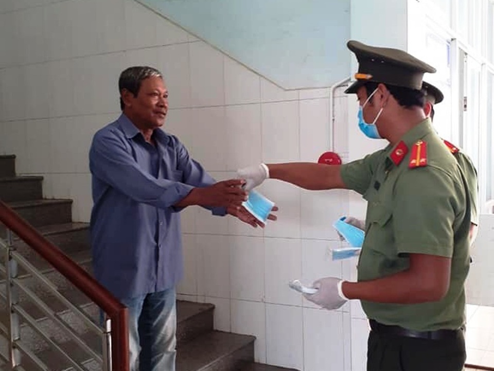 Lễ cưới, lễ tang có người nước ngoài dự phải báo cơ quan y tế - 2 Lễ cưới, lễ tang có người nước ngoài dự phải báo cơ quan y tế - 2