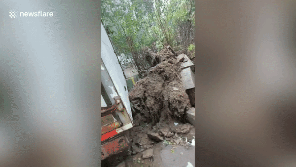 Khoảnh khắc cơn bão xé toạc phần mái của tòa nhà ở Trung Quốc - 3 Khoảnh khắc cơn bão xé toạc phần mái của tòa nhà ở Trung Quốc - 3