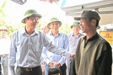 Bí thư tỉnh ủy thị sát và chỉ đạo lắp đồng hồ nước miễn phí cho dân nghèo