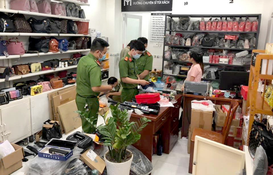 Phát hiện kho công cụ hỗ trợ “khủng” trong cửa hàng túi xách - 1 Phát hiện kho công cụ hỗ trợ “khủng” trong cửa hàng túi xách - 1