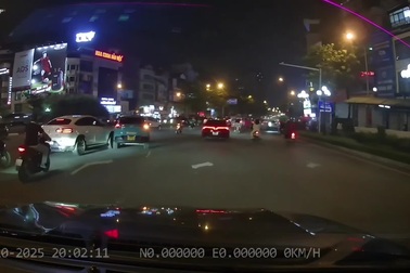 Xe sang chuyển hướng bất cẩn, đâm vào taxi cùng chiều