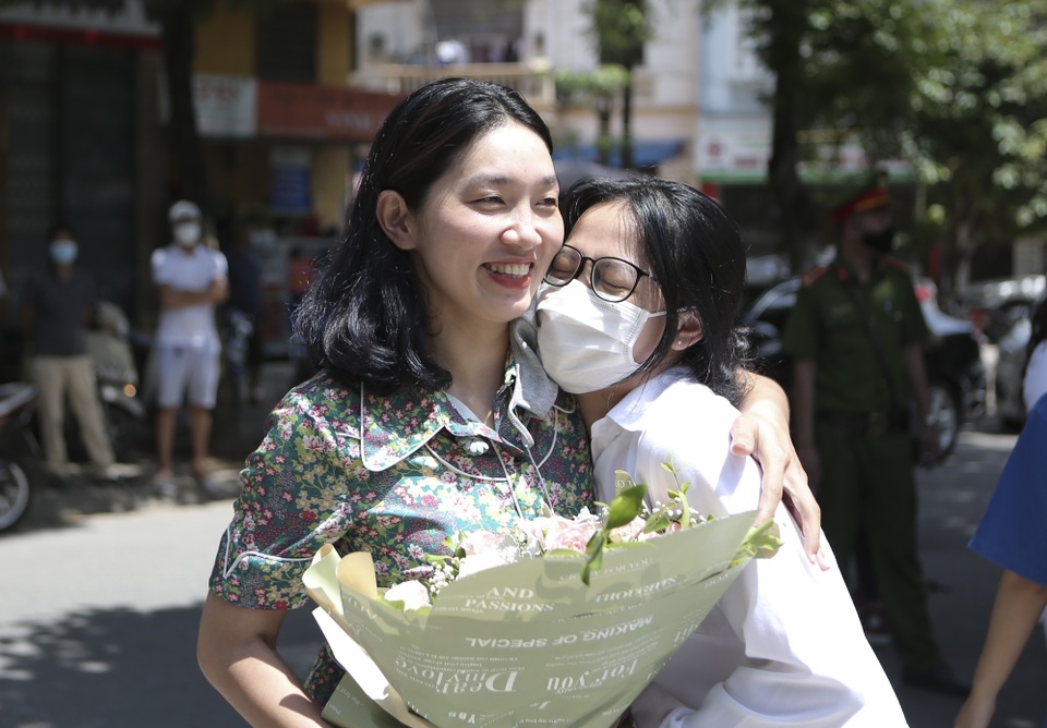 Hà Nội: Nhiều thí sinh ùa ra ôm người thân, lạc quan về bài thi tổ hợp - 3 Hà Nội: Nhiều thí sinh ùa ra ôm người thân, lạc quan về bài thi tổ hợp - 3