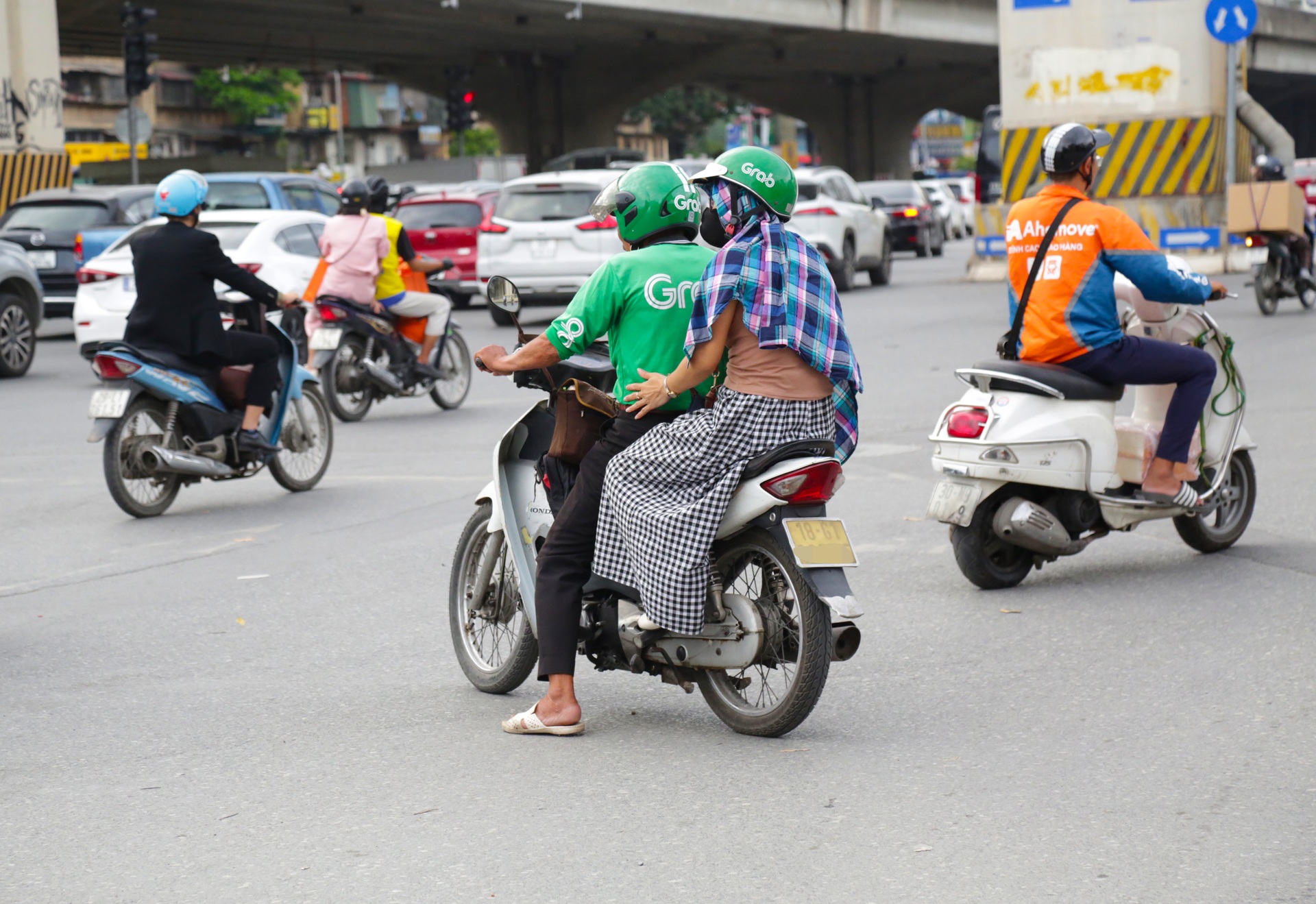 Bất chấp mức phạt nặng, nhiều lái xe máy và ô tô vẫn vượt đèn đỏ ở Hà Nội - 4 Bất chấp mức phạt nặng, nhiều lái xe máy và ô tô vẫn vượt đèn đỏ ở Hà Nội - 4