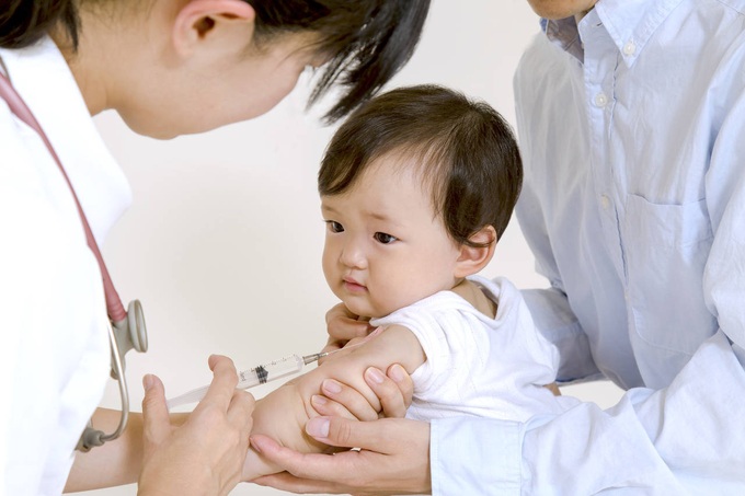Bác sĩ giải đáp thắc mắc: Cha mẹ có nên cho con đi tiêm ngừa trong thời gian có dịch bệnh xảy ra? - Ảnh 2. Bác sĩ giải đáp thắc mắc: Cha mẹ có nên cho con đi tiêm ngừa trong thời gian có dịch bệnh xảy ra? - Ảnh 2.