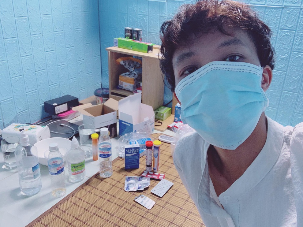 Nhà tôi là F0: 25 ngày, 10 người dìu nhau bước qua cuộc chiến - 1 Nhà tôi là F0: 25 ngày, 10 người dìu nhau bước qua cuộc chiến - 1
