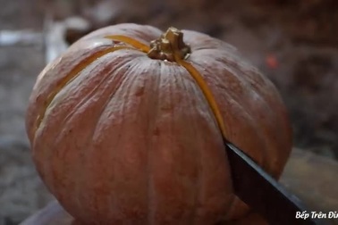 Tâm An thu hoạch bí đỏ và làm bánh